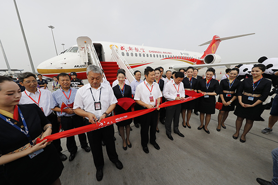 成都航空和成都机场还有中国商飞的代表为ARJ21-700首飞剪彩。