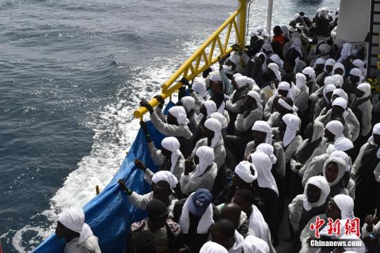 当地时间2016年5月26日，意大利卡利亚里，超过380名移民抵达卡利亚里港口。这些移民于两天前在利比亚海岸被Aquarius救援船解救。Aquarius 此前曾是北大西洋渔业保护船，现在被人道主义救援组织和无国界医生组织用于在地中海巡逻，救助试图穿过地中海进入欧洲的难民。