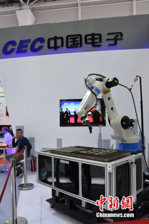 PANDA PRO六轴焊接机器人 <a target='_blank' href='http://www.chinanews.com/' >中新网</a>记者 金硕 摄