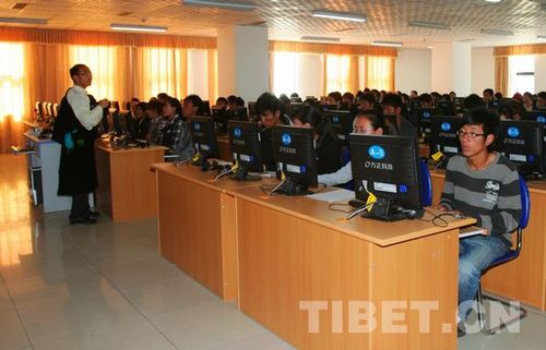 西藏大学学生在计算机房学习电脑藏文操作