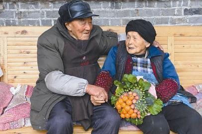 103岁老翁送105岁老伴“蔬菜花卉”做礼物(图)
