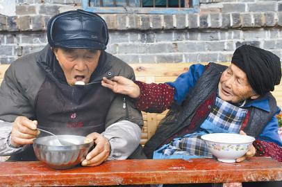 103岁老翁送105岁老伴“蔬菜花卉”做礼物(图)