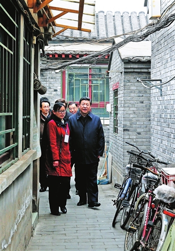 2月25日，习近平在社区工作人员陪同下考察雨儿胡同供图/新华