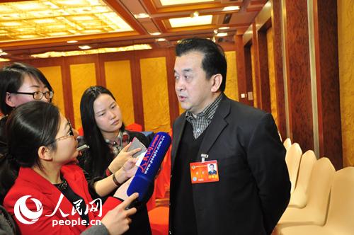 黄宏委员接受媒体采访。（记者 孙婷婷摄）