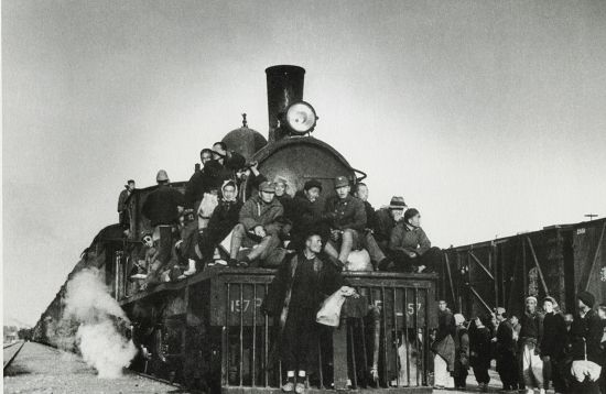 1938年4月，临近徐州前线，铁路运输为战争提供军队和供给。本版图片 1938年，罗伯特·卡帕作品