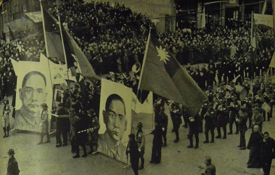 1938年，汉口的主要街道上，童子军们和士兵们扛着孙中山像游行以示抗日决心，队伍的最后跟着汉口的市民。