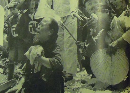 日军离开之后的汉口，红十字会救助站里嚎哭的妇女 　　 （以上三幅皆为1938年卡帕在中国的摄影作品）