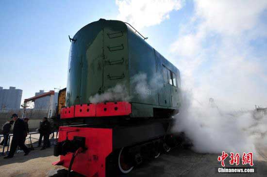 2月20日，火车司机登上“古董级”火车——Z151型蒸汽抓斗吊车。