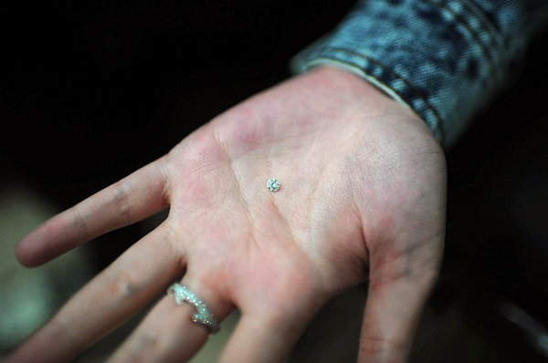 女子花1.5万-用母亲骨灰做“钻石”3