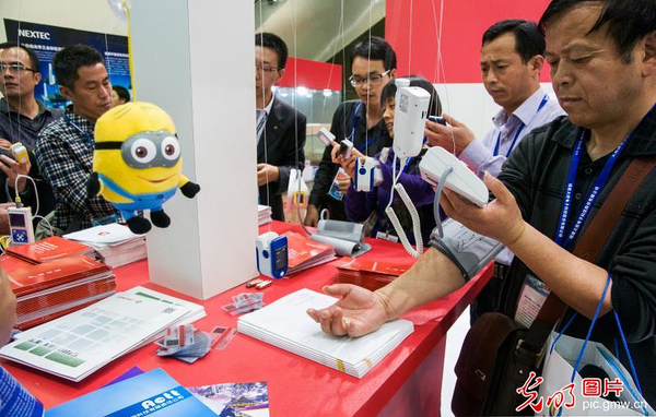 中国电子信息博览会开幕-可穿戴电子成新宠-3