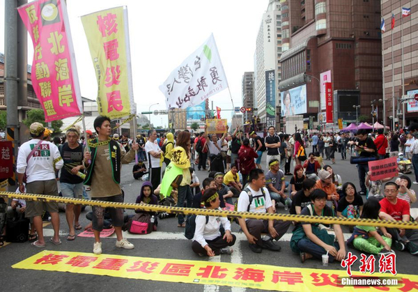 台湾举行“反核”游行-主干道交通瘫痪2