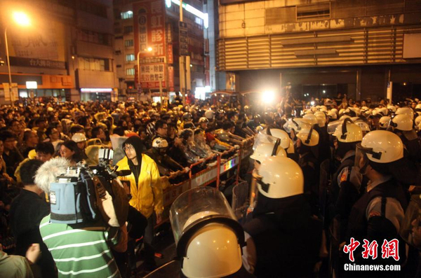 台北警方水攻“反核”占道群众致冲突5