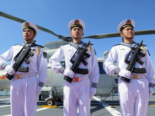 5月5日，在突尼斯拉古莱特港，中国海军第十六批护航编队战士列队展示。
