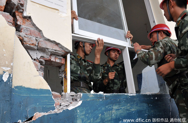 　2014年5月24日，一些救援人员在云南盈江地震灾区展开抗震救灾工作。图片署名：东方IC