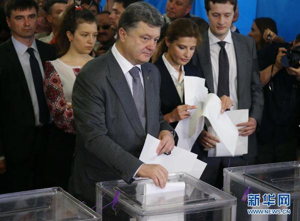 5月25日，乌克兰总统候选人波罗申科（前）在首都基辅一处投票站投票。乌克兰总统选举投票当日举行，包括亿万富翁波罗申科和前总理季莫申科在内的21位候选人将角逐总统职位。 新华社发（伊万·捷列什科摄）