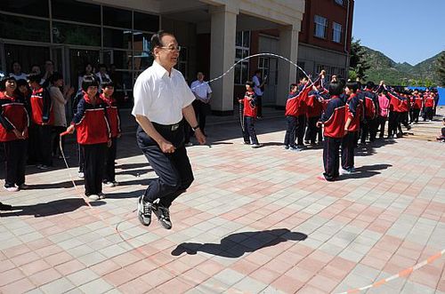 2014年5月28日上午，温家宝在六道河中学参加课间操活动时与学生们跳绳。