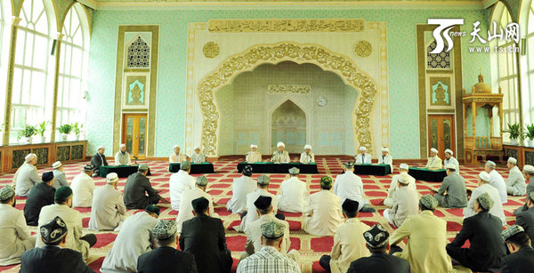　6月4日，新疆伊斯兰教界宗教人士声讨揭批“5 22”严重暴力恐怖案件。记者 阿扎提·玉素甫江摄