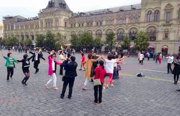 中国大妈莫斯科红场跳广场舞引来警察5
