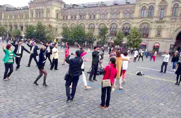 中国大妈莫斯科红场跳广场舞引来警察4