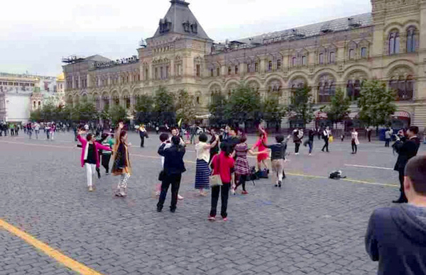 中国大妈莫斯科红场跳广场舞引来警察3