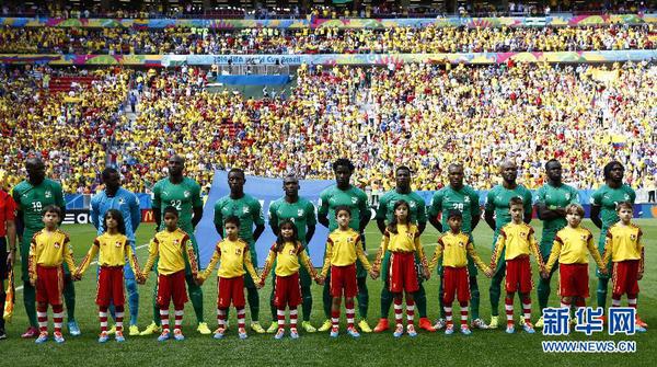 6月19日，科特迪瓦队球员赛前在奏国歌仪式上。当日，在巴西首都巴西利亚马内•加林查国家体育场进行的2014年巴西世界杯小组赛C组比赛中，哥伦比亚队对阵科特迪瓦队。 新华社记者刘彬摄