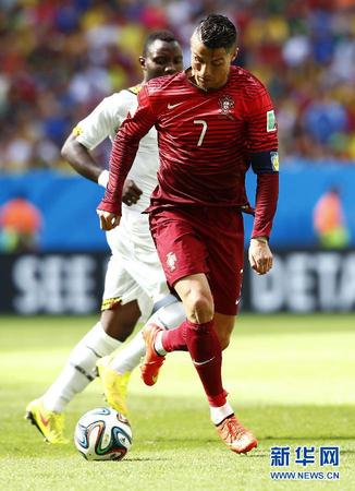 6月26日，葡萄牙队球员克·罗纳尔多（右）在比赛中带球。当日，在巴西巴西利亚马内·加林查国家体育场进行的2014年巴西世界杯小组赛G组比赛中，葡萄牙队以2比1战胜加纳队。葡萄牙队在小组赛中一胜一平一负，净胜球劣势遭淘汰。新华社记者刘彬摄