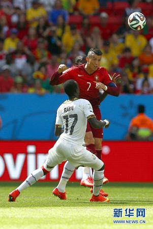 6月26日，葡萄牙队球员克·罗纳尔多（上）在比赛中争顶。当日，在巴西巴西利亚马内·加林查国家体育场进行的2014年巴西世界杯小组赛G组比赛中，葡萄牙队对阵加纳队。 新华社记者刘彬摄