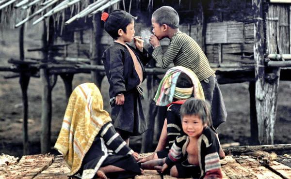 泰国隐世村落照片曝光 儿童抽烟玩步枪 2