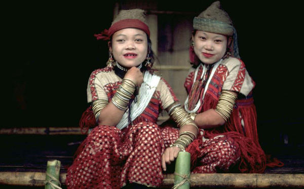 泰国隐世村落照片曝光 儿童抽烟玩步枪 8