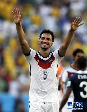 7月4日，德国队球员胡梅尔斯赛后庆祝胜利。当日，在巴西里约热内卢马拉卡纳大球场进行的2014年巴西世界杯四分之一决赛中，德国队以1比0战胜法国队，晋级四强。新华社记者王丽莉摄