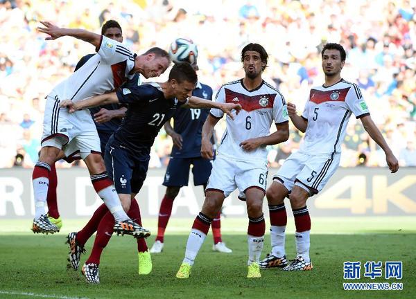 7月4日，德国队球员贝·赫韦德斯（左）在比赛中争顶。当日，在巴西里约热内卢马拉卡纳大球场进行的2014年巴西世界杯四分之一决赛中，德国队以1比0战胜法国队，晋级四强。　　新华社记者王毓国摄