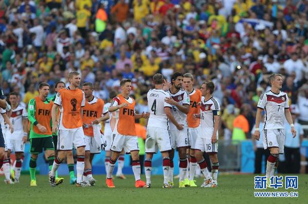 7月4日，德国队球员在比赛后庆祝胜利。当日，在巴西里约热内卢马拉卡纳大球场进行的2014年巴西世界杯四分之一决赛中，德国队以1比0战胜法国队，晋级四强。　　新华社记者徐子鉴摄