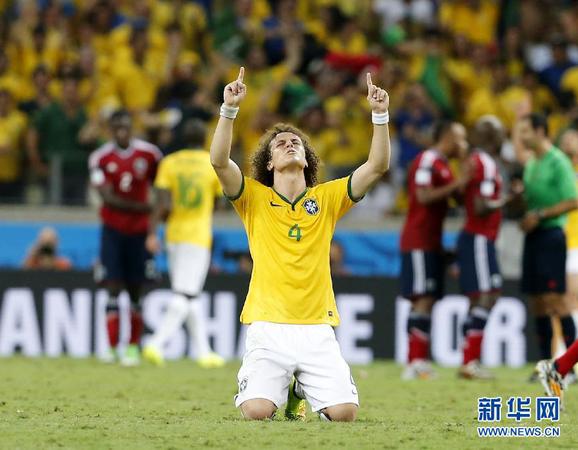 7月4日，巴西队球员大·路易斯在比赛后庆祝胜利。当日，在巴西福塔莱萨卡斯特洛竞技场进行的2014年巴西世界杯四分之一决赛中，巴西队以2比1战胜哥伦比亚队，晋级四强。　　新华社记者周磊摄