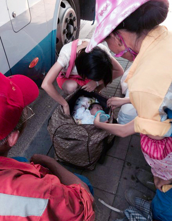 厦门一女婴被弃路边行李袋内-3