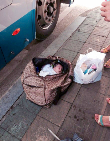 厦门一女婴被弃路边行李袋内-2