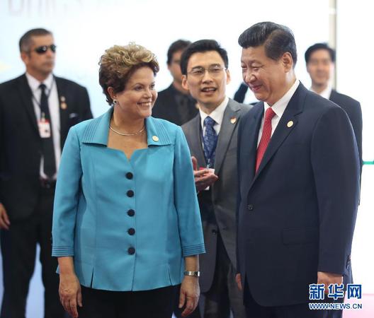 2-7月15日，国家主席习近平在巴西福塔莱萨出席金砖国家领导人第六次会晤。这是巴西总统罗塞夫迎接习近平主席。 新华社记者 兰红光 摄