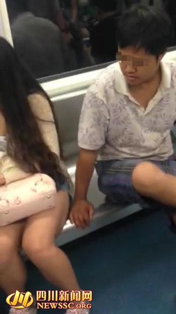 男子坐到女子旁边，试图伸手触碰女子的腿部。