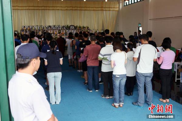 7月25日，台湾澎湖空难罹难者家属在灵堂吊唁。