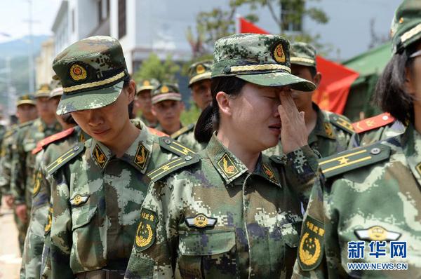 8月8日，几名云南武警边防官兵在谢樵的告别仪式上流下了泪水。