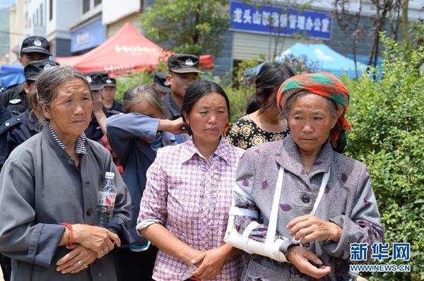 8月8日，鲁甸县龙头山镇群众自发前往仪式现场为英雄谢樵送行。