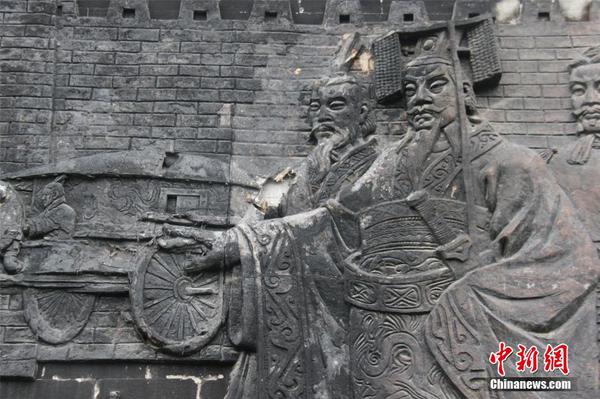 西安闹市文化墙被污损 “秦人”变“黑人”4