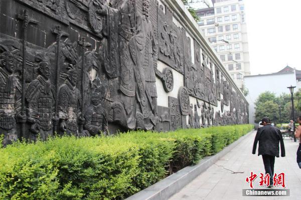 西安闹市文化墙被污损 “秦人”变“黑人”5
