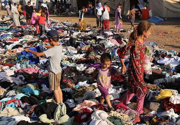 到达难民营的伊拉克人可以选择慈善机构捐赠的衣服穿。