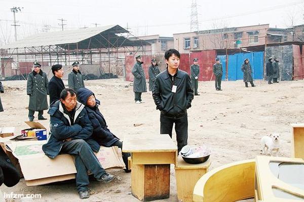北京解放军某部离退休干部住房建设小区工地，被强制拆迁的“钉子户”看着自己的房屋被推倒。 （向北 图）