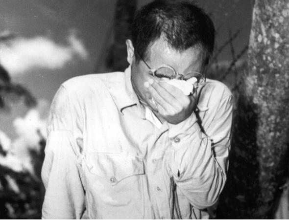 图为1945年8月15日，马里亚纳群岛关岛，一名日军战俘听到日本天皇裕仁宣布日本无条件投降时捂住自己的脸。日本法西斯战败，第二次世界大战结束了。