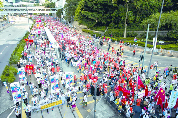 香港各界逾19万人参加“反占中”游行2