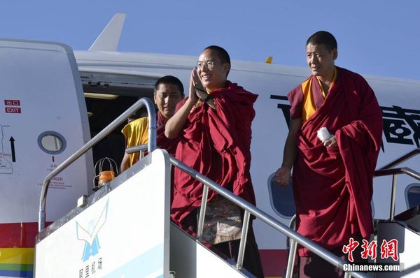 全国政协常委、中国佛教协会副会长班禅额尔德尼·确吉杰布近日在西藏阿里地区开展佛事活动及社会活动，深受僧俗信众敬仰和拥戴。班禅一行于8月13日抵达阿里地区，这是他首次来到阿里地区开展佛事及社会活动。图为8月13日，班禅额尔德尼·确吉杰布抵达阿里地区。李林 摄