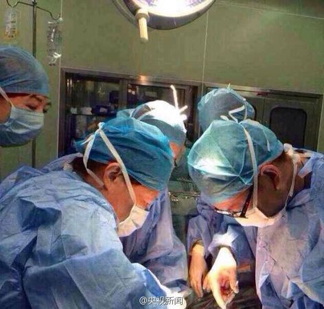 05图为上海一妇婴医院抢救一名羊水栓塞产妇。