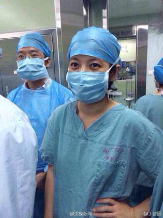 07图为上海一妇婴医院抢救一名羊水栓塞产妇。