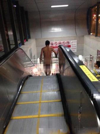 全裸男子跑进地铁站台。